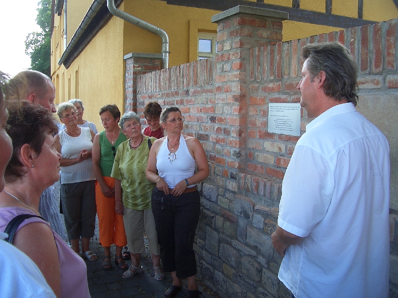 2006-07-20_Einweihung Gedenktafel an Pfarrhausmauer_03.jpg